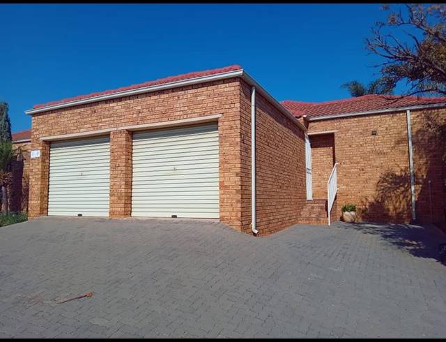 4 BEDROOM TOWNHOUSE FOR SALE IN AMOROSA